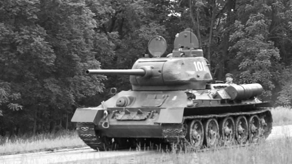 - po vpádu Německa -> přesunutí továren za Ural - sovětské tanky byli jednoduché -> aby je mohly ovládat i nezkušené posádky - T-34 (viz obrázek) - - jeden z tanků který ovlivnil děj