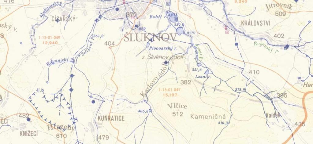Zájmové území leží v povodí Rožanského potoka (ČHP 1-15-01-046 a 1-15-01-050) a jeho přítoků Lesního potoka (ČHP 1-15-01-047) a