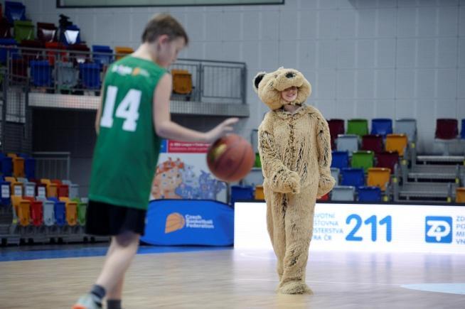 upřesněn dle počtu přihlášených škol Pořadatel zajistí obsluhu stolku (zápisy, měření času a ukazatel skóre) a rozhodčí