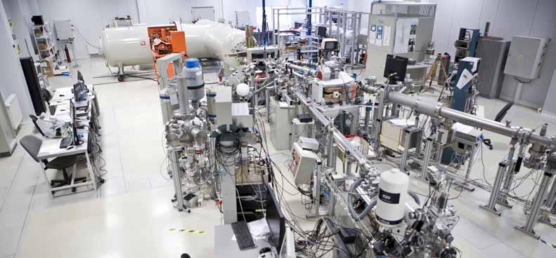 Multifunkční analytická vakuová komora umožňující současné měření rentgenovské fluorescence a zpětně odražených iontů mikroelektroniku optiku laserové technologie, fotoniku spintroniku biomedicínu