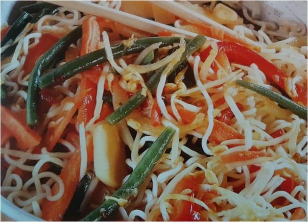 WOK NUDLE (MIE NUDLE) SE ZELENINOU Těstoviny (cca 250 g) Druh těstovin: tenké špagety 1 hrníček pšeničné mouky 90 ml tekutiny (1 vejce, sůl, voda) Několik kapek sezamového oleje / 2 mrkve / 200 g