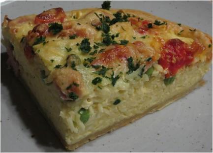 NUDLOVÝ QUICHE Těstoviny (cca 250 g) Druh těstovin: pappardelle 1 hrníček mouky: ½ pšeničné mouky / ½ mouky z prosa 90 ml tekutiny (1 vejce, zbytek voda) 1 balení těsta na quiche / 150 g strouhaného