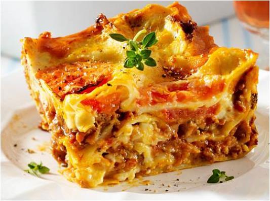 TRADIČNÍ LASAGNE Těstoviny (cca 500 g) Druh těstovin: lasagne / ravioli Světlé plátky lasagní: 1 hrníček pšeničné mouky / 90 ml tekutiny (1 vejce, zbytek voda) Barevné plátky lasagní: 1 hrníček