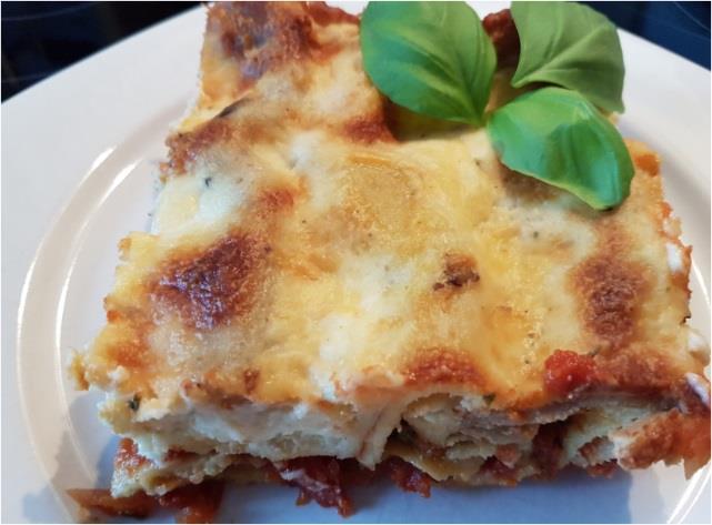 CANNELLONI S NÁPLNÍ Z KUŘECÍHO MASA A HUB Těstoviny (cca 20 cannelloni) Druh těstovin: lasagne / ravioli Plátky lasagní část 1: 1 hrníček celozrnné žitné mouky / 90 ml tekutiny (1 vejce, zbytek voda)