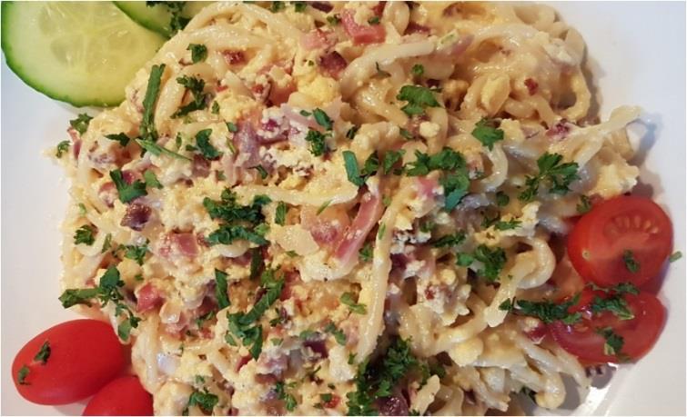 ŠPAGETY CARBONARA Těstoviny (cca 250 g) Druh těstovin: silné špagety 1 hrníček špaldové mouky 90 ml tekutiny (1 vejce, 1 dávka olivového oleje, zbytek voda) Přísady omáčky Carbonara 2-3 polévkové