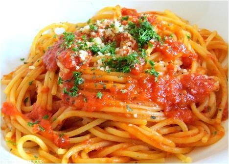 ŠPAGETY ARRABIATA Těstoviny (cca 250 g) Druh těstovin: silné špagety 1 hrníček pšeničné, špaldové nebo celozrnné mouky 90 ml tekutiny (1 vejce, 1 dávka olivového oleje, zbytek voda) Alternativně