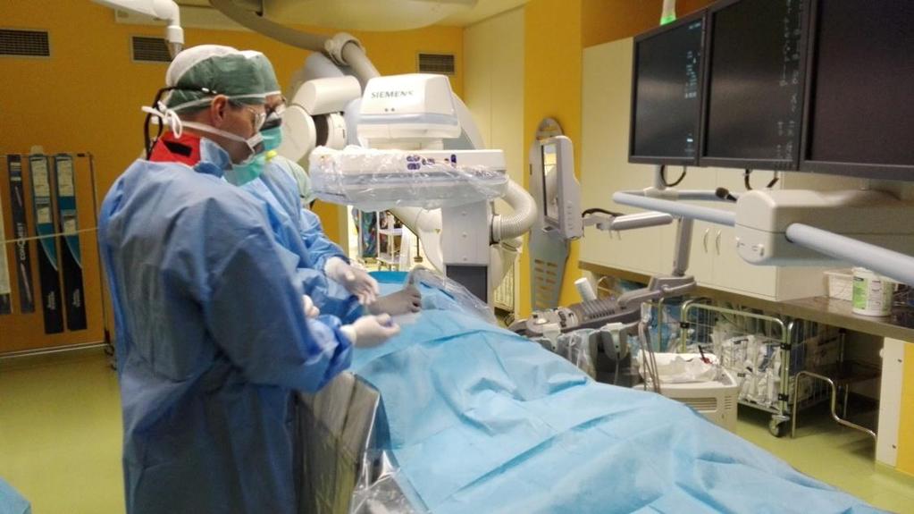 Během celého výkonu zdravotnický personál komunikuje s pacientem, informuje ho o aktuálním dění, ptají se na jeho pocity či se snaží odvést jeho pozornost jiným směrem vhodnými dotazy.