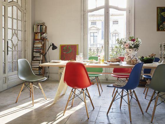 5.1.1 Plastic Side Chairs (1950) Obr. 2 Plastic Side Chairs Tato židle byla poprvé představena v rámci výstavy,,low Furniture Design, kterou pořádalo Museum of Modern Art v New Yorku.