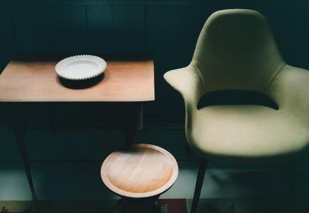 5.1.2 Organic Chair (1950) Obr. 3 Organic Chair Organic Chair je malé komfortní křeslo, které bylo vyvinuto v několika verzích v roce 1940.