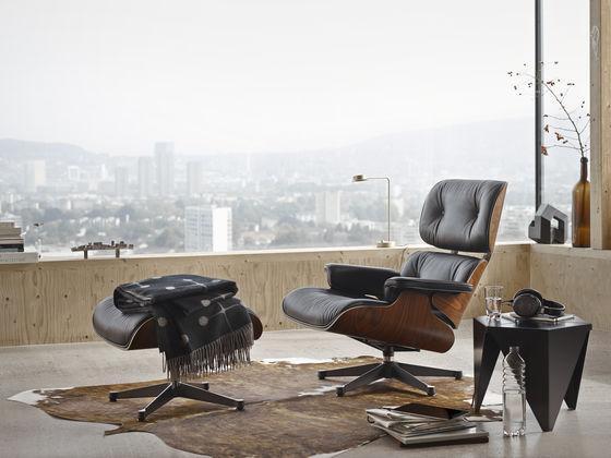 5.1.3 Lounge Chair (1956) Obr. 4 Lounge Chair Vývoj křesla trval Charlesovi Eamesovi několik let. Inspiraci našel v basebalové rukavici.