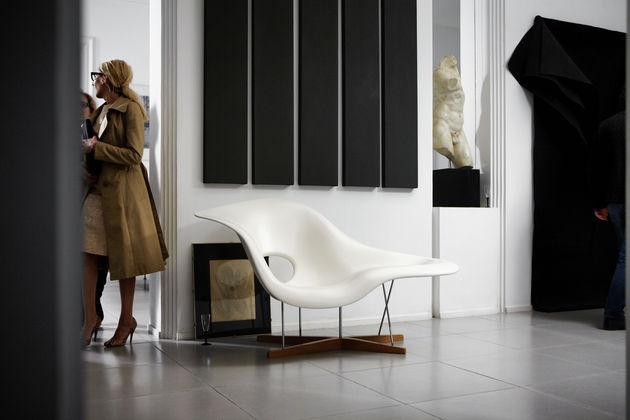 5.1.6 La Chaise (1990) Obr. 7 La Chaise Charles a Ray Eames navrhli toto křeslo pro soutěž designu nábytku pro Museum of Modern Art v New Yorku.