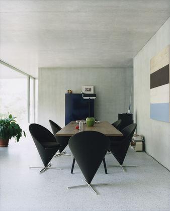5.2.1 Cone Chair (1958) Obr. 9 Cone Chair Křeslo Cone Chair bylo původně určeno pro dánskou restauraci. Má svůj typický tvar kužele.