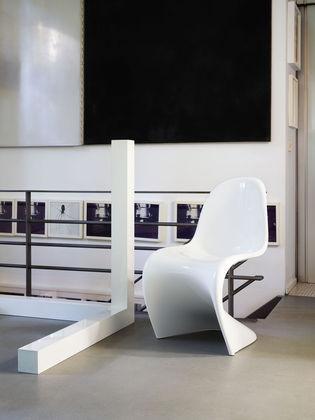 5.2.3 Panton Chair (1967) Obr. 11 Panton Chair Obr. 12 Panton Chair Je to 48 let od doby, kdy se začala vyrábět Panton Chair.