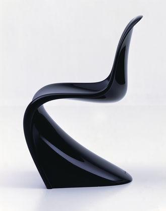 Panton Chair má výraznější okraj, vypadá masivněji a je vyrobena z matného plastu. Oproti tomu Panton Chair Classic je vyrobena v lesklém provedení a její užší okraj působí elegantněji.