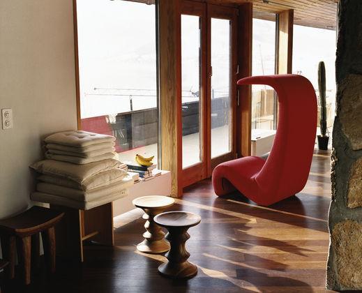 5.2.4 Amoebe Sofa (1970) Obr. 13 Amoebe Sofa Amoebe byla vytvořena Pantonem v roce 1970. Díky čalouněnému povrchu a speciálně vytvarovanému opěráku nabízí vysokou úroveň pohodlí.