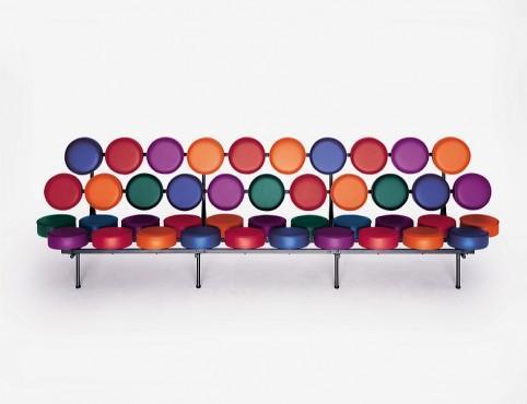 5.3.3 Marshmallow Sofa (1965) Obr. 17 Marshmallow Sofa K dalším jeho známým návrhům patří sofa Marshmallow vyrobena v roce 1965. Patří mezi nejranější projevy pop-artu v oblasti nábytku.