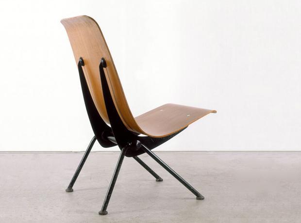 5.4.3 Antony Chair (1950) Obr. 21 Antony Chair Židle Antony z roku 1950 je dalším úspěšným produktem značky Vitra. Prouvé židli navrhl pro univerzitu v Cité v Antony u Paříže.