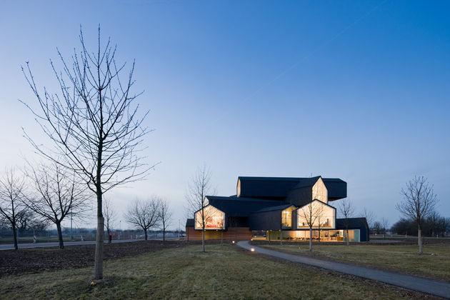 6.10 Vitra Haus & Lounge Chair Atelier Herzog & de Meuron, 2010 Obr. 35 Vitra Haus Vitra Haus navrhlo švýcarské architektonické studio Hergot de Meuron.