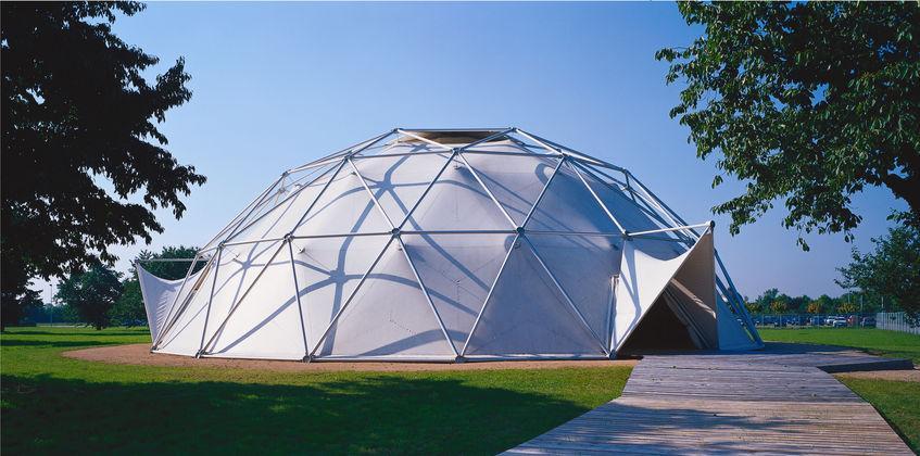 6.11 Dome Richard Buckminster Fuller a Thomas C. Howard, 1975/2000 Obr. 36 Dome Richard Buckminster Fuller a Thomas C. Howard navrhli Dome jako bydlení pro zraněné vojáky.