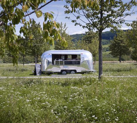 6.13 Airstream Kiosk Globetrotter, 1968/2011 Obr. 38 Airstream Kiosk Původní Airstream byl navržen v roce 1968 firmou Globetrotter v Nevadě.
