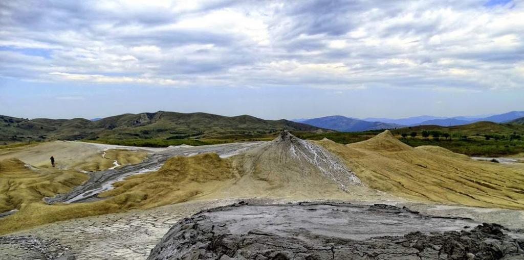 Magická krajina bahenních sopek a Piclele Mica; unikátní evropské lokalitě, kde budeme nocovat. 4. den: vydáme se na cestu k Černému moři.