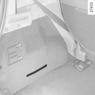 U některých typů vozidel je třeba připevnit na dvě oka síťku pro upevnění zavazadel k zemi, umístěnou v úložném prostoru pod sedadlem spolujezdce.