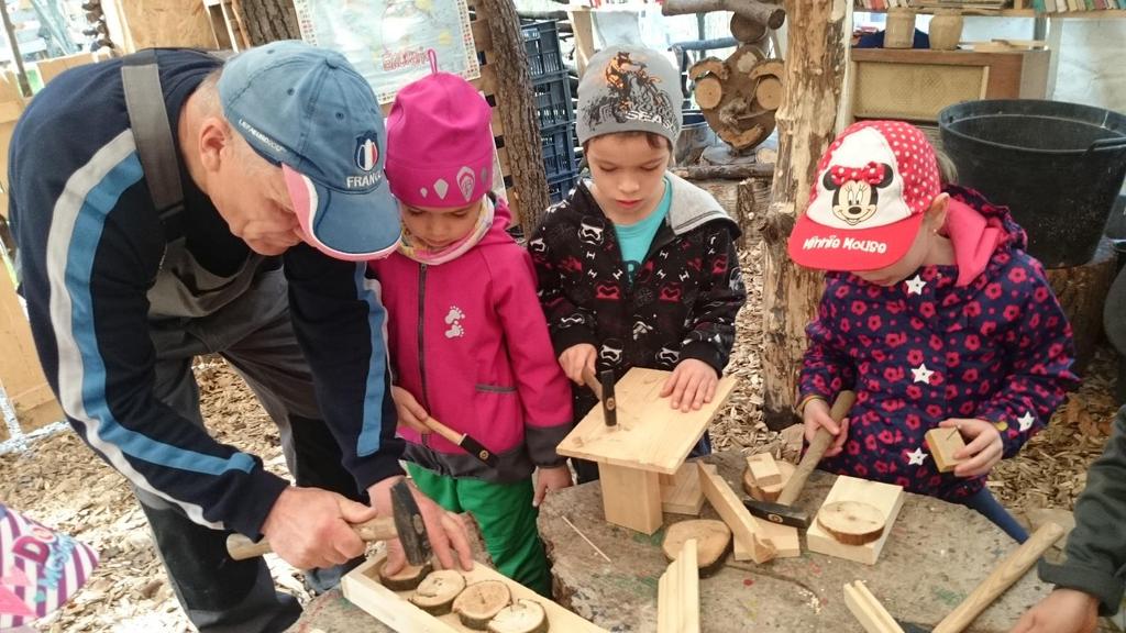 V. ŠKOLNÍ KLIMA Zavádění nových metod Tým profesionálních pedagogů realizuje vzdělávací a výchovný proces především metodou prožitkového a kooperativního učení.