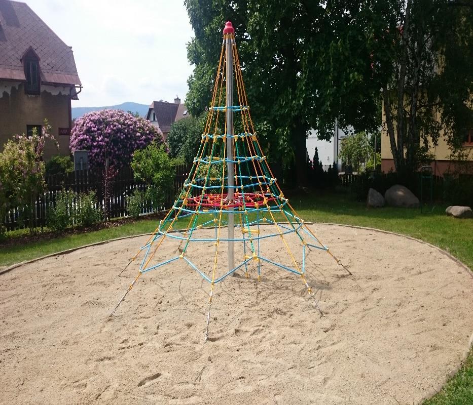 908,- Kč údržba zahrady a venkovních prvků ve spolupráci s