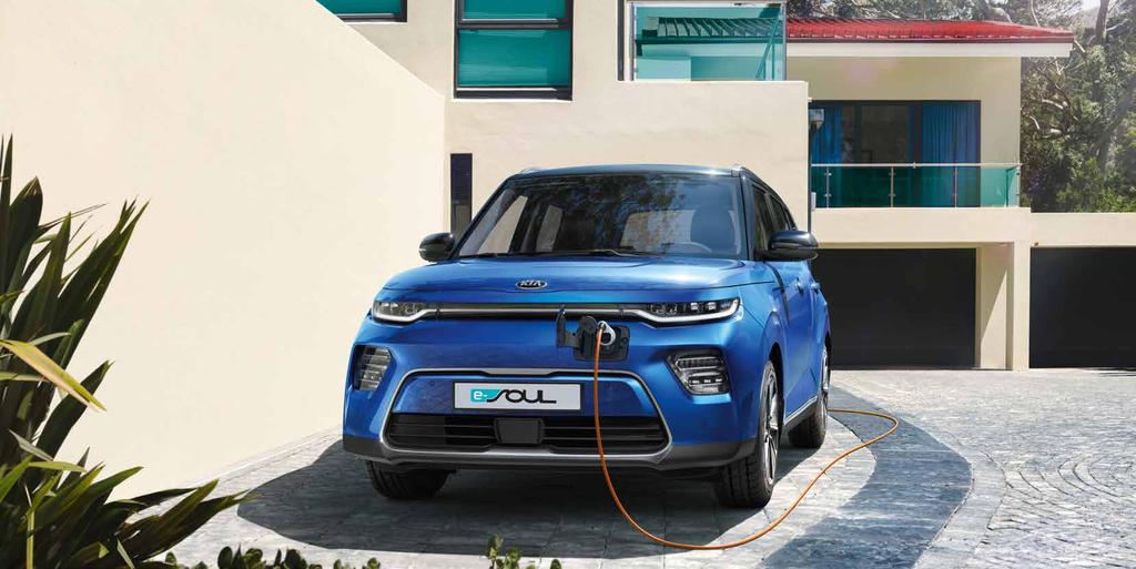 ÚVOD 05 OSLAVUJTE MIMOŘÁDNOST V novém elektrickém crossoveru Kia e-soul je budoucnost plná možností svěží, neotřelá a hravá. Zaujme Vás výstředním designem s dobíjecím portem na přídi.