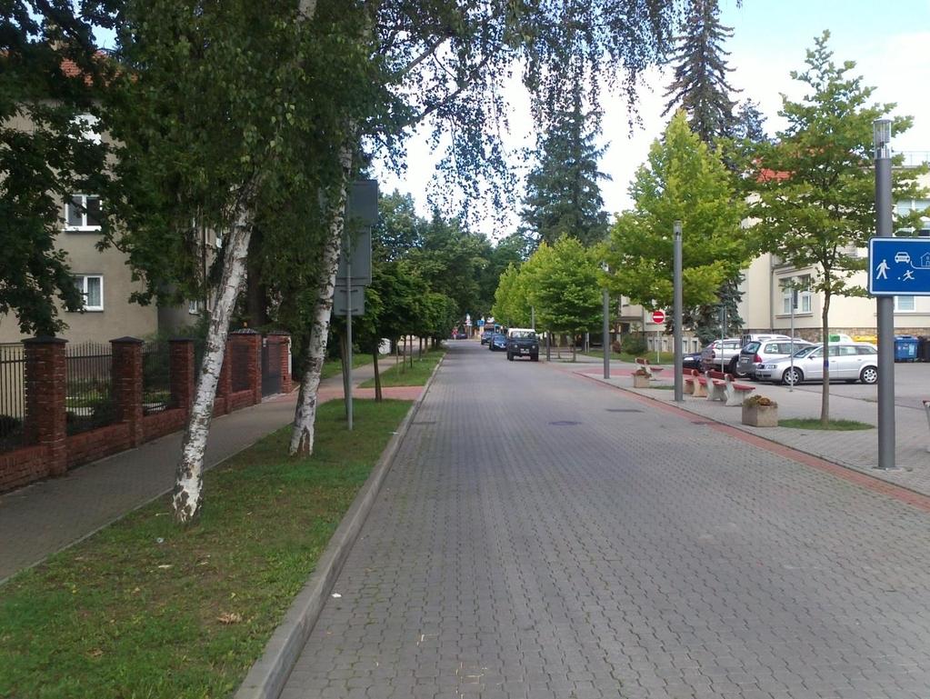 212: Situace z ulice V Soudním, kde stojí vozidla v obytné zóně (IP26) na nevyznačených PS.