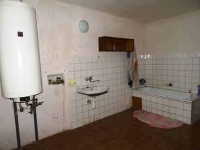 Klatovy 462 000,- Kč Kupní cena, prodej 06/2017 Rodinný dům v obci Kolinec, přízemní, stavebně technický stav horší.