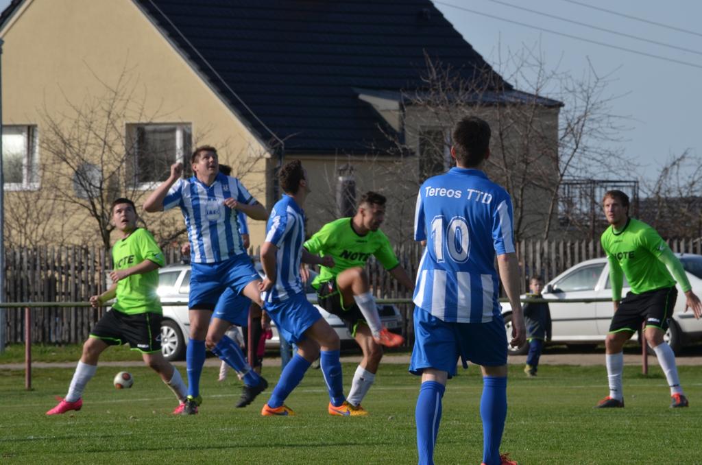 Ohlédnutí za zápasem 9. a. kola -.A třídy sk.b..6 FK DLOUHÁ LHOTA x FK DOBROVICE B () Slunečné odpoledne přilákalo početnou skupinu fanoušků na okresní derby v rámci 9.kola.A třídy sk.b. Na m hřišti jsme přivítali tým z nedaleké Dobrovice.