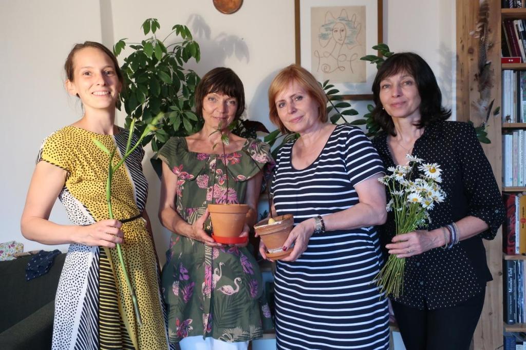 III. Členové a spolupracovníci spolku Členové: Zuzana Čmolová - administrace a účetnictví Markéta Michálková - design, web, autorství Sešitu malého zahradníka Monika Michálková - management a