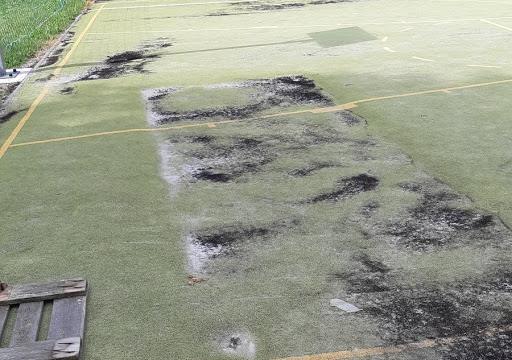 HŘIŠTĚ U ZÁKLADNÍ ŠKOLY Vážení spoluobčané, prosím dbejte opatrnosti při pohybu na části hřiště s umělým povrchem u základní školy. Hřiště je v této části v havarijním stavu.