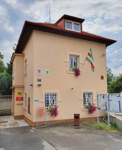 è Oprava kapličky Opravu vyžaduje i kaplička, kde je nutné vyspádovat okolní dlažbu tak, aby voda