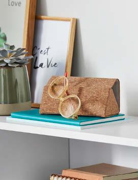 KRÁSA PŘÍRODNÍCH MATERIÁLŮ 2 Skládací korkové pouzdro na brýle Kč 179,- 1 Láhev na pití Kč 199,- 3 Korkový úložný košík Kč 399,- 4 Korkové poznámkové bloky, 2 ks Kč 179,- Lze úsporně složit 1 Láhev