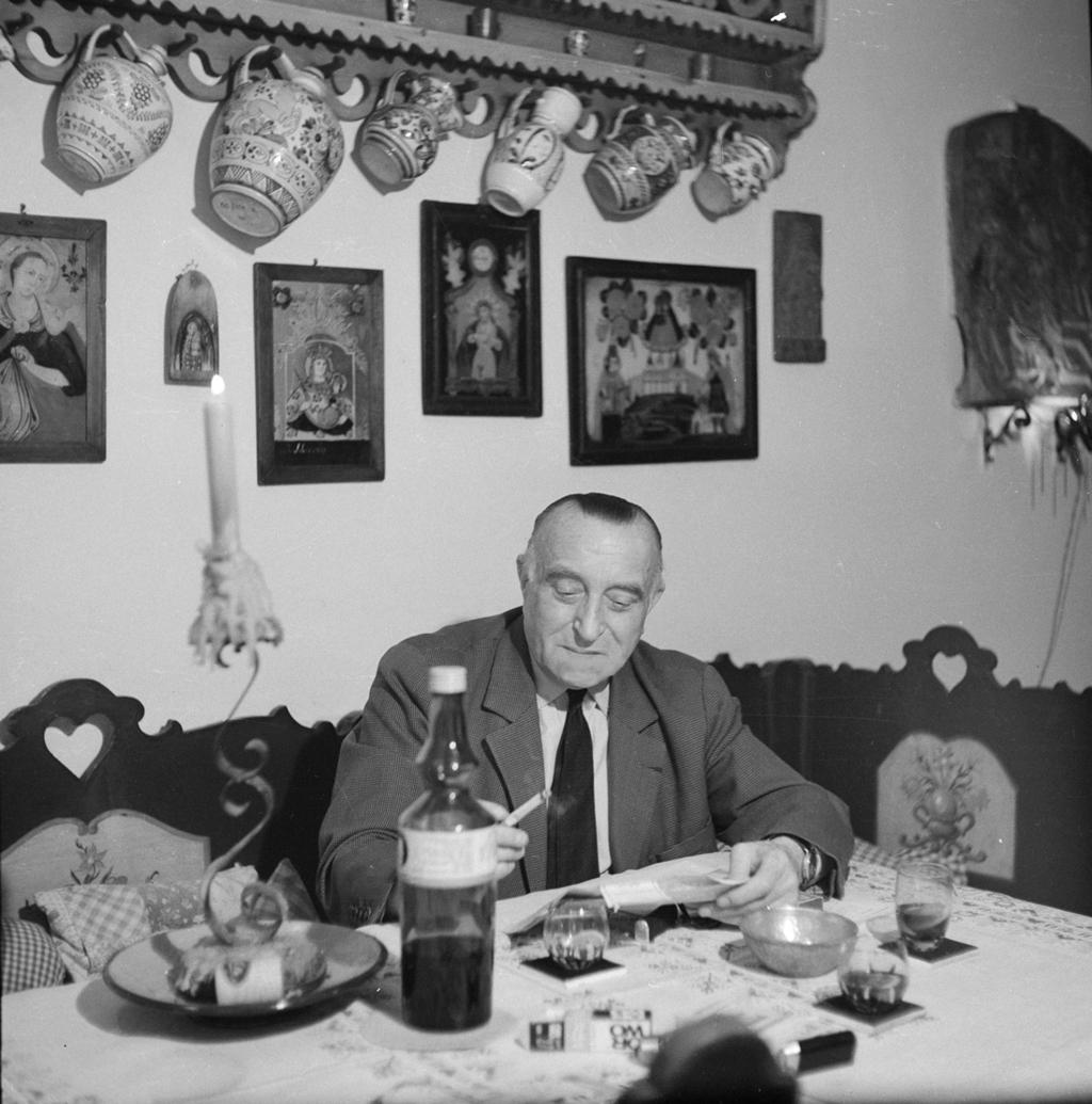 Možná byste to do Oldřicha Nového (1899 1983) neřekli, ale díky mládí prožitému v Brně přilnul k folklóru a lidové keramice. Proto měl doma vyřezávaný selský nábytek.