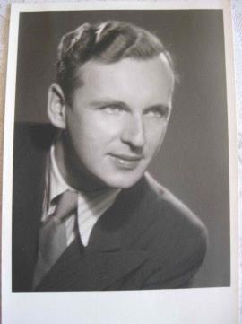 Není prosím v nějakém krajanském spolku evidován nějaký pan Čapek, který přišel do Austrálie roku 1949 /1950? Nebo jeho potomci? Na koho bych se prosím mohla obrátit?