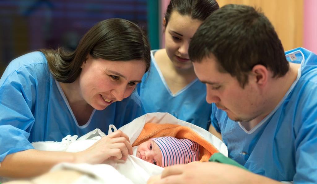Diváci se znovu setkají se známými tvářemi z řad lékařů a porodních asistentek, kteří pomohou na svět téměř třem desítkám novorozenců.