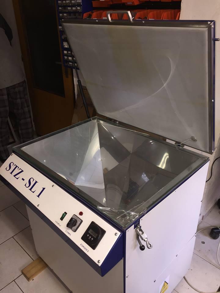 vytvoří vakuum mezi sítem a filmem. Vysune se deska, která kryje UV lampu.