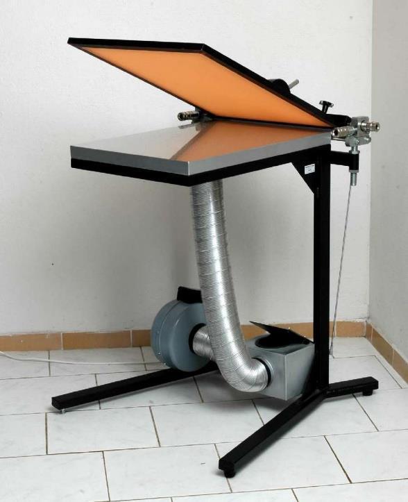 Při tomto procesu je důležité pracovat s ochranným oranžovým světlem.