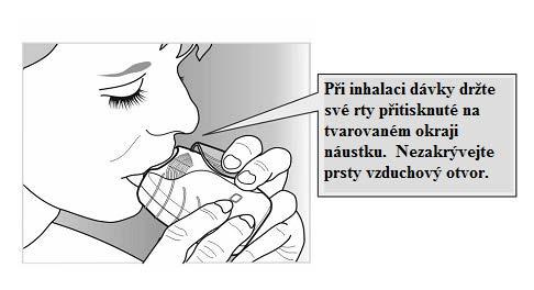 Držte inhalátor dále od úst a co nejvíce vydechněte, jak je Vám pohodlné. Nevydechujte do inhalátoru. Vložte náustek mezi rty a pevně jej svými rty stiskněte.