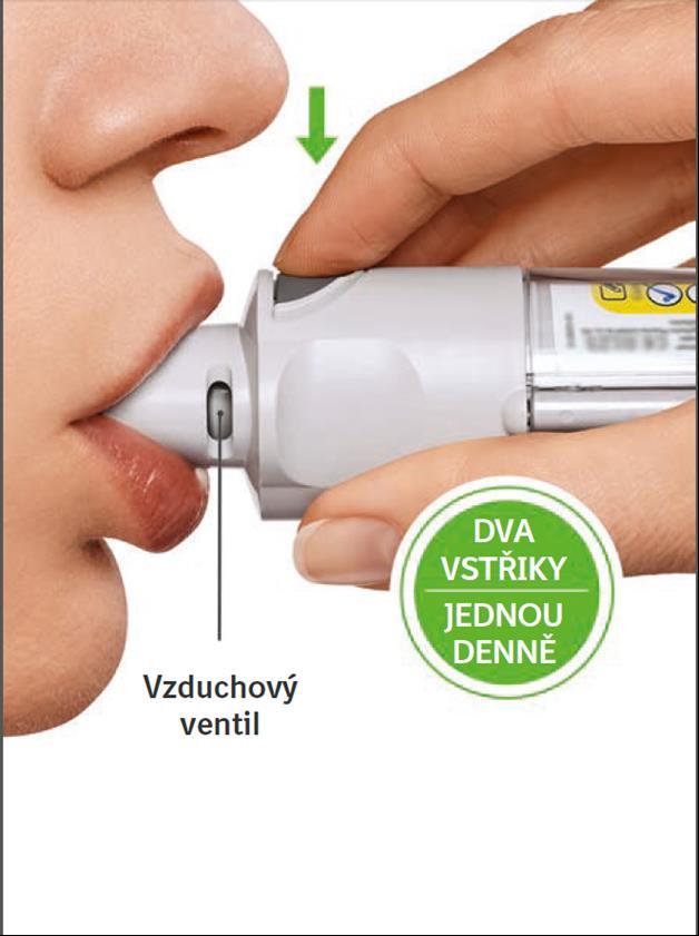 OTEVŘETE OTEVŘETE kryt tak, aby plně odskočil. STISKNĚTE Pomalu a plně vydechněte. Sevřete rty těsně kolem konce náustku, aniž byste jimi překryl(a) vzduchový ventil.