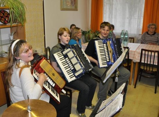 DPS Středokluky. Máme stále okolo 30 klientů. Poskytujeme všechny služby pečovatelskou, osobní asistenci, odlehčovací službu i aktivizaci.