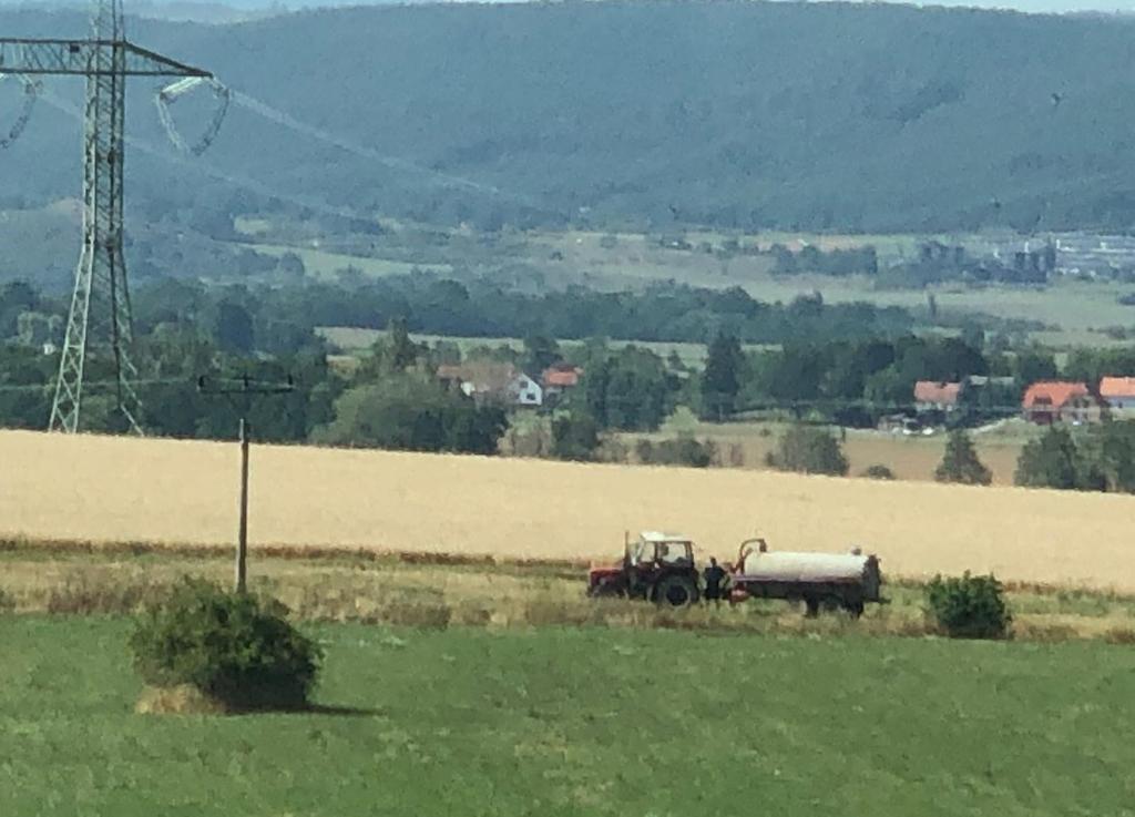 Co hrozí? Až se někdo naštve, hlavně majitel pozemku, kam to onen dobrodruh vylévá, bude muset oznámit, odkud ony vůně odvezl, jste tam.