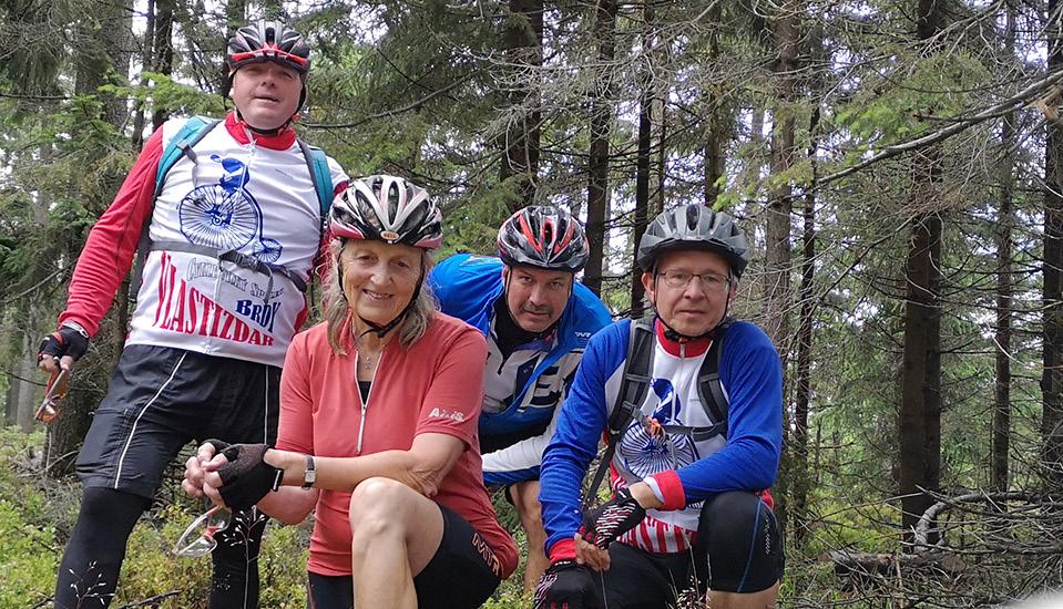 V sedle Pod Kuchyňkou jsme přejeli Hřebeny, přes Náves pokračovali na Hluboš a dále po cyklostezce frčeli směr Příbram. Projeli jsme Lázem a začali jsme pomalu stoupat do Brd.