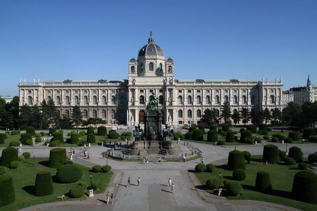 Dějepisná exkurze do Vídně Dne 23. května v 7 hodin jsme se autobusem vydali k našim jižním sousedům, abychom navštívili jejich hlavní město a zároveň jednu ze spolkových zemí, Vídeň.