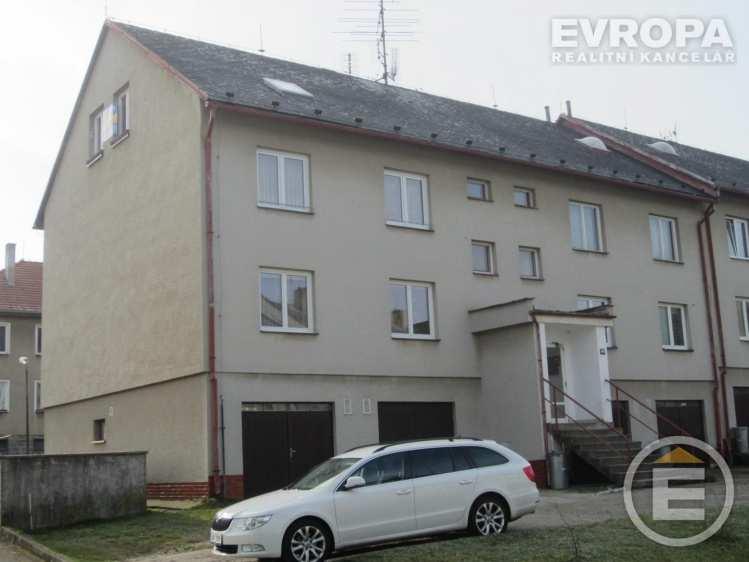 K bytu náleží 2 lodžie, 2xgaráž, 2x sklep. V roce 2011 proběhla částečná rekonstrukce bytu a domu (zateplení, fasáda, plastová okna, zasklení lodžií). Klidná lokalita s veškerou občanskou vybaveností.