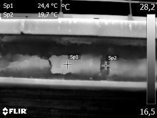 Infračervená termografie umožňuje detekovat skryté vady na základě vyhodnocení teplotních odchylek napříč betonovým povrchem.