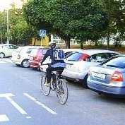 2.5.9 Jízda podél parkujících aut Definice v průzkumu: Vpravo souvisle parkující auta, provoz přitom neumožňuje jet daleko od nich (rušná ulice bez cyklopruhu). Úsek 200 m (jeden blok).